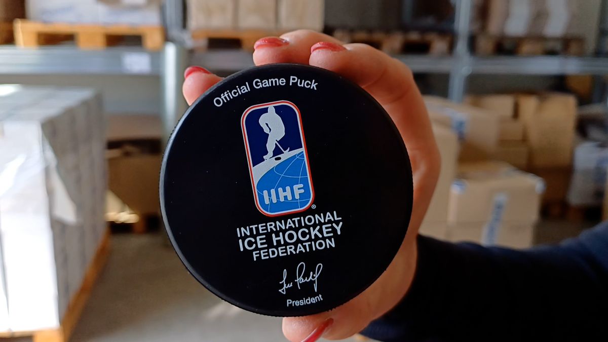Mistrovství světa v hokeji se už čtvrt století hraje s českými puky